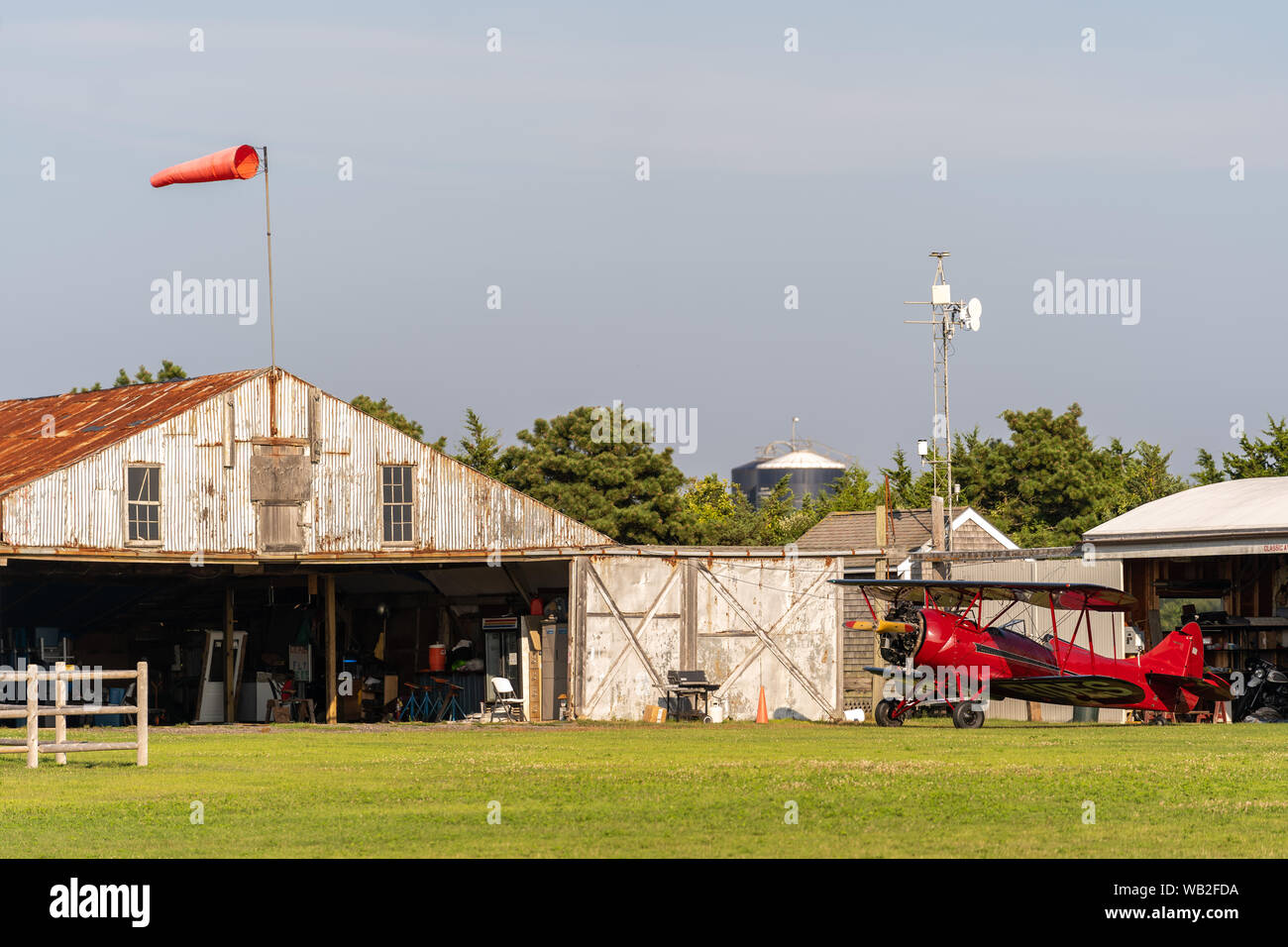 Un biplano rosso sul campo in Martha's Vineyard Foto Stock