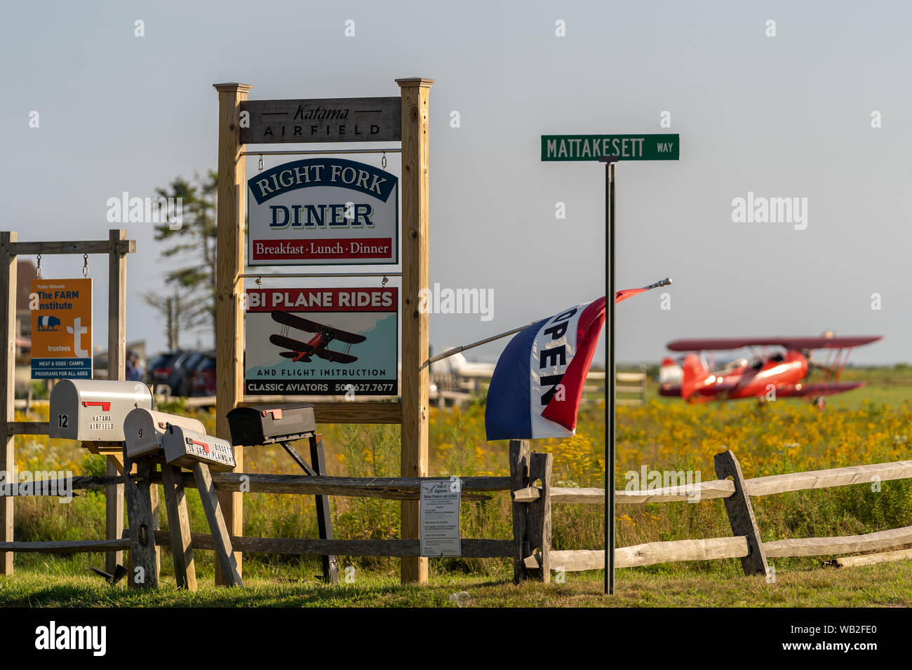 Un biplano rosso sul campo in Martha's Vineyard Foto Stock