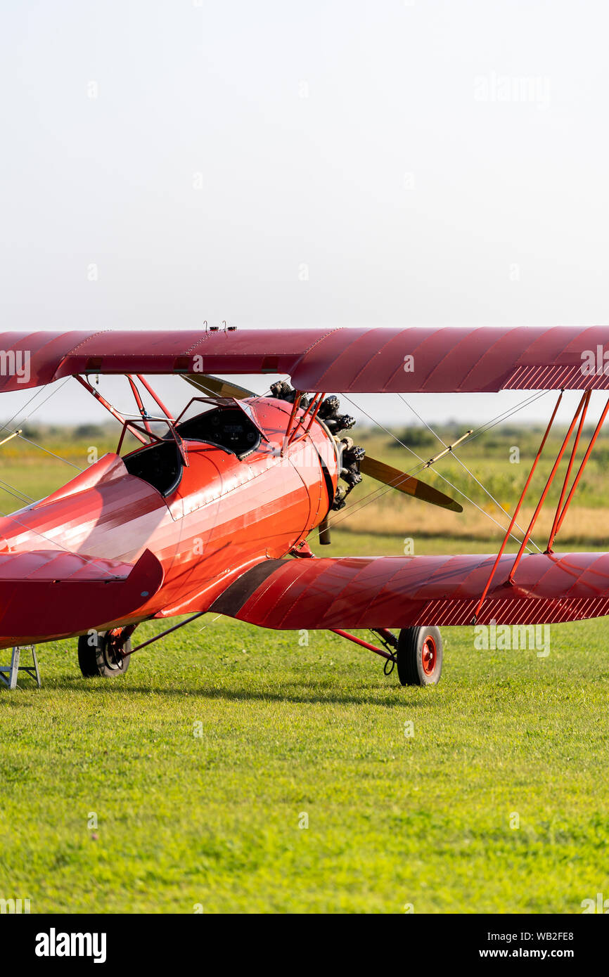 Un biplano rosso sul campo in Martha's Vineyard Foto Stock