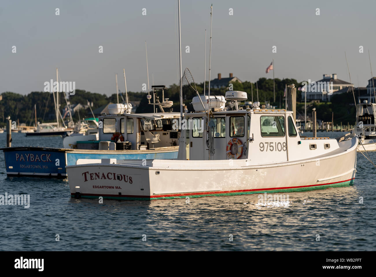 Barche di pescatori locali sulla loro ormeggi in Edgartown Harbor nel Massachusetts, STATI UNITI D'AMERICA Foto Stock
