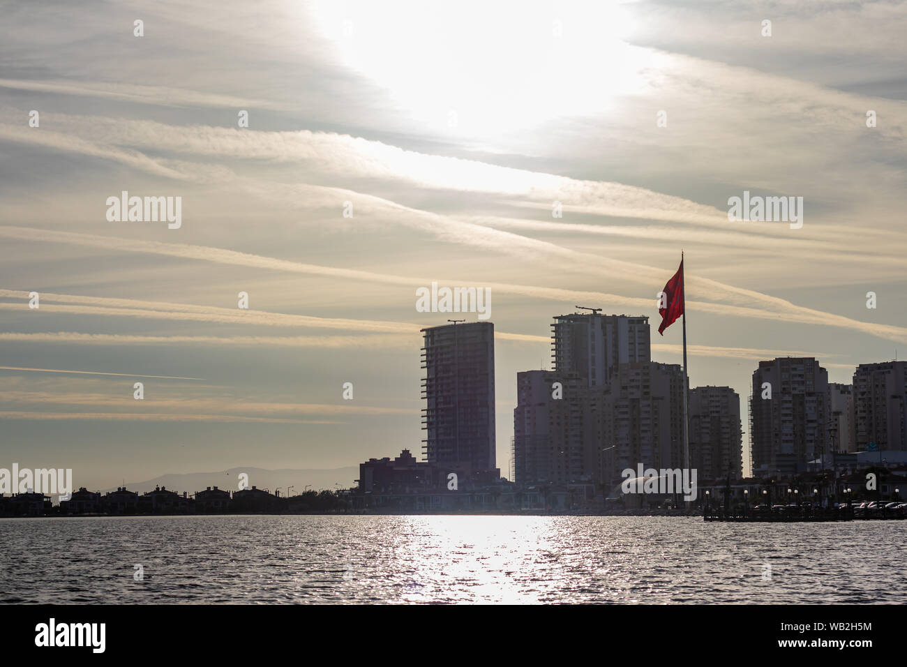 Un paesaggio urbano sparare con una bassa velocità dell'otturatore - sole splende sopra. foto ha preso a Izmir/Turchia. Foto Stock