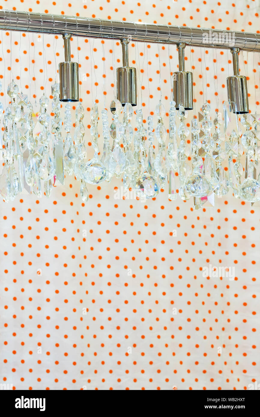 Nuovo moderno lampadario fatto da vetro cristallo Foto Stock