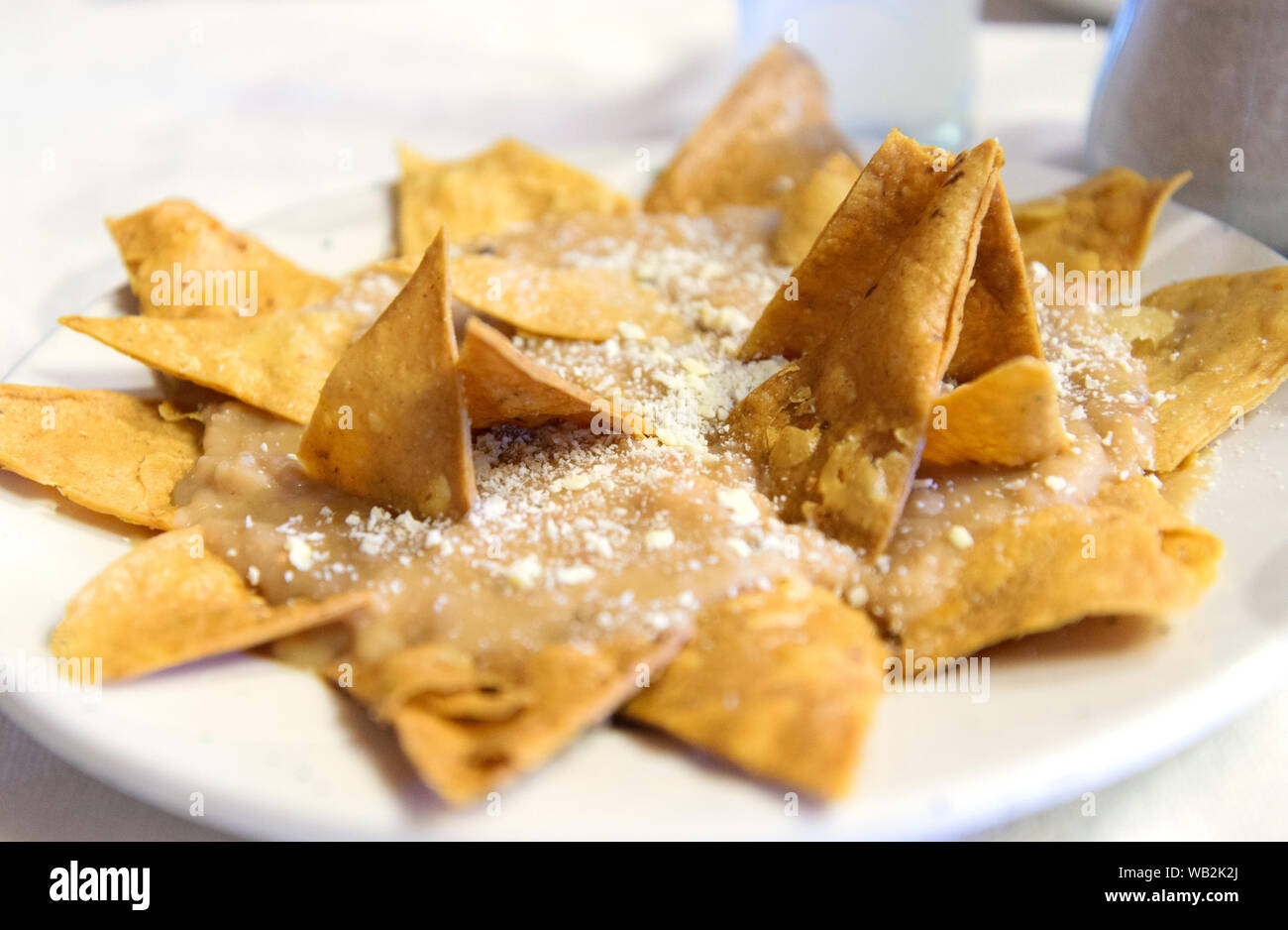 Refried fagioli servita con tortilla chips Foto Stock