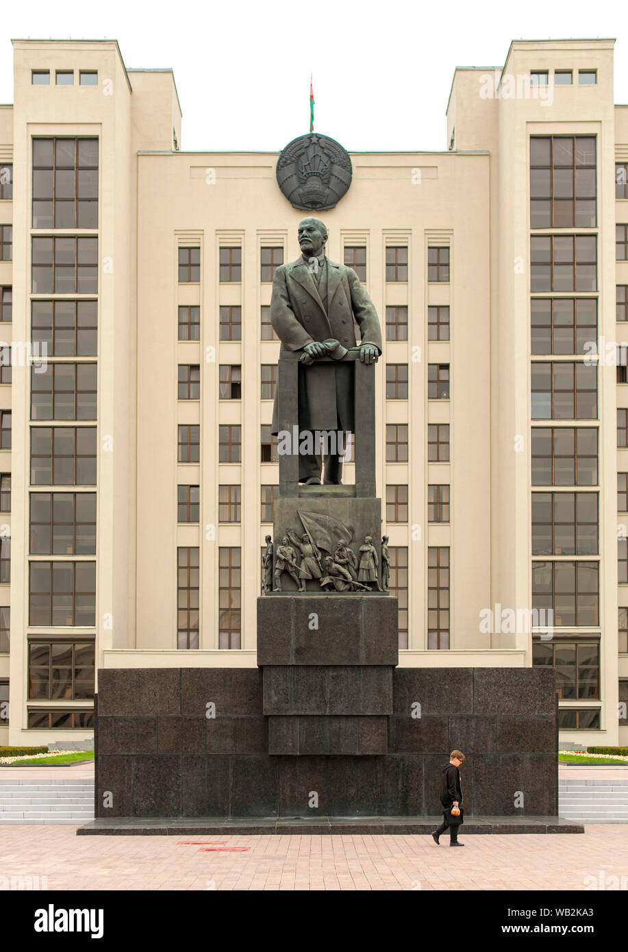 Statua di Lenin di fronte all'Assemblea nazionale della Bielorussia /agli edifici del parlamento in Piazza Indipendenza a Minsk, in Bielorussia. Foto Stock