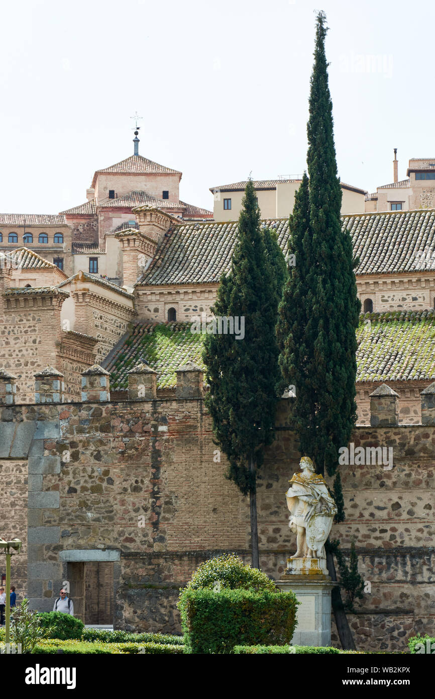 TOLEDO, Spagna - 24 Aprile 2018: la scultura di Alfonso VI si trova accanto a uno degli ingressi al vecchio centro storico di Toledo. Foto Stock
