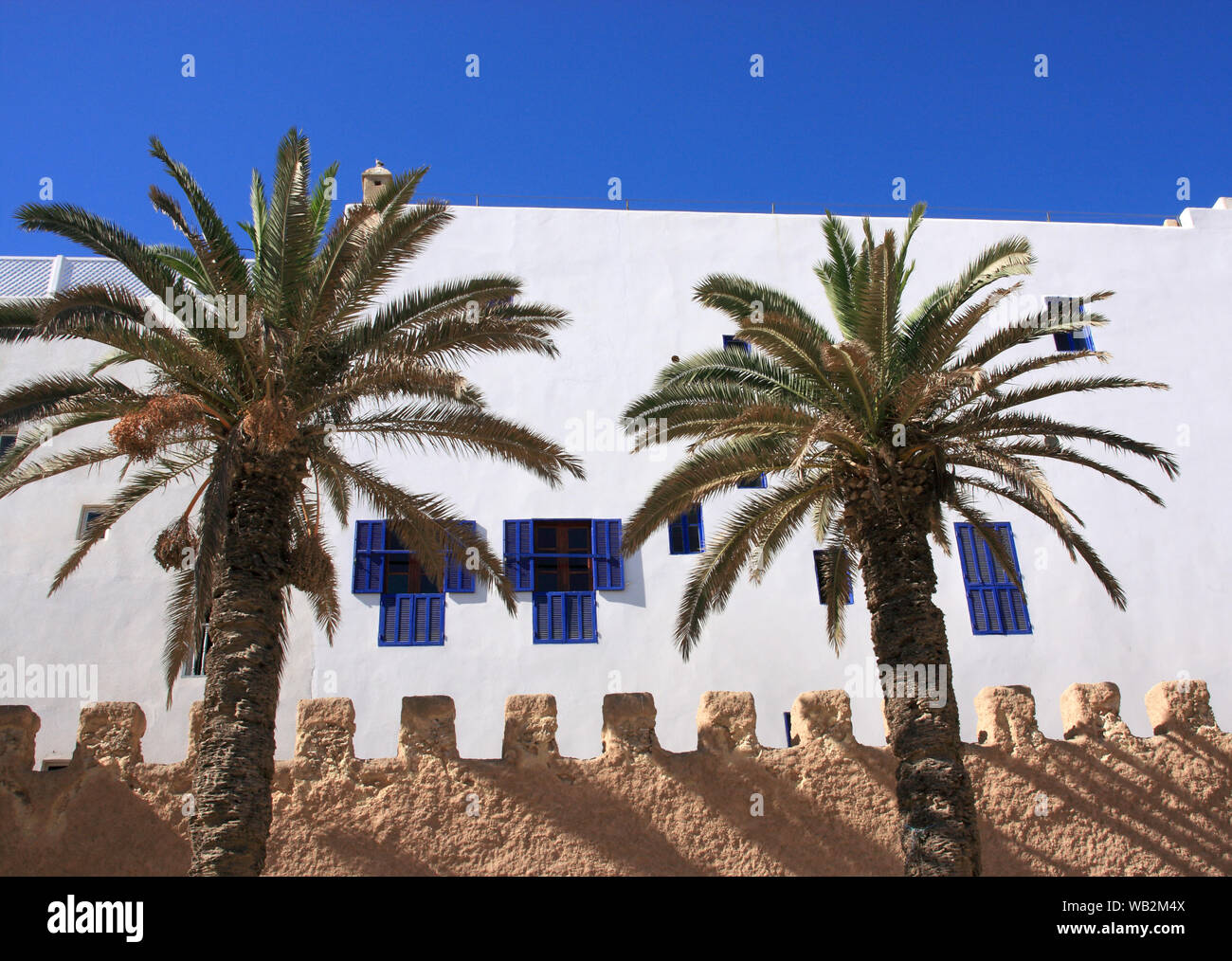 Il Marocco quartiere di Marrakech, Essaouira UNESCO World Heritage Site - cinta muraria ed edifici imbiancati nel centro storico della medina. Foto Stock
