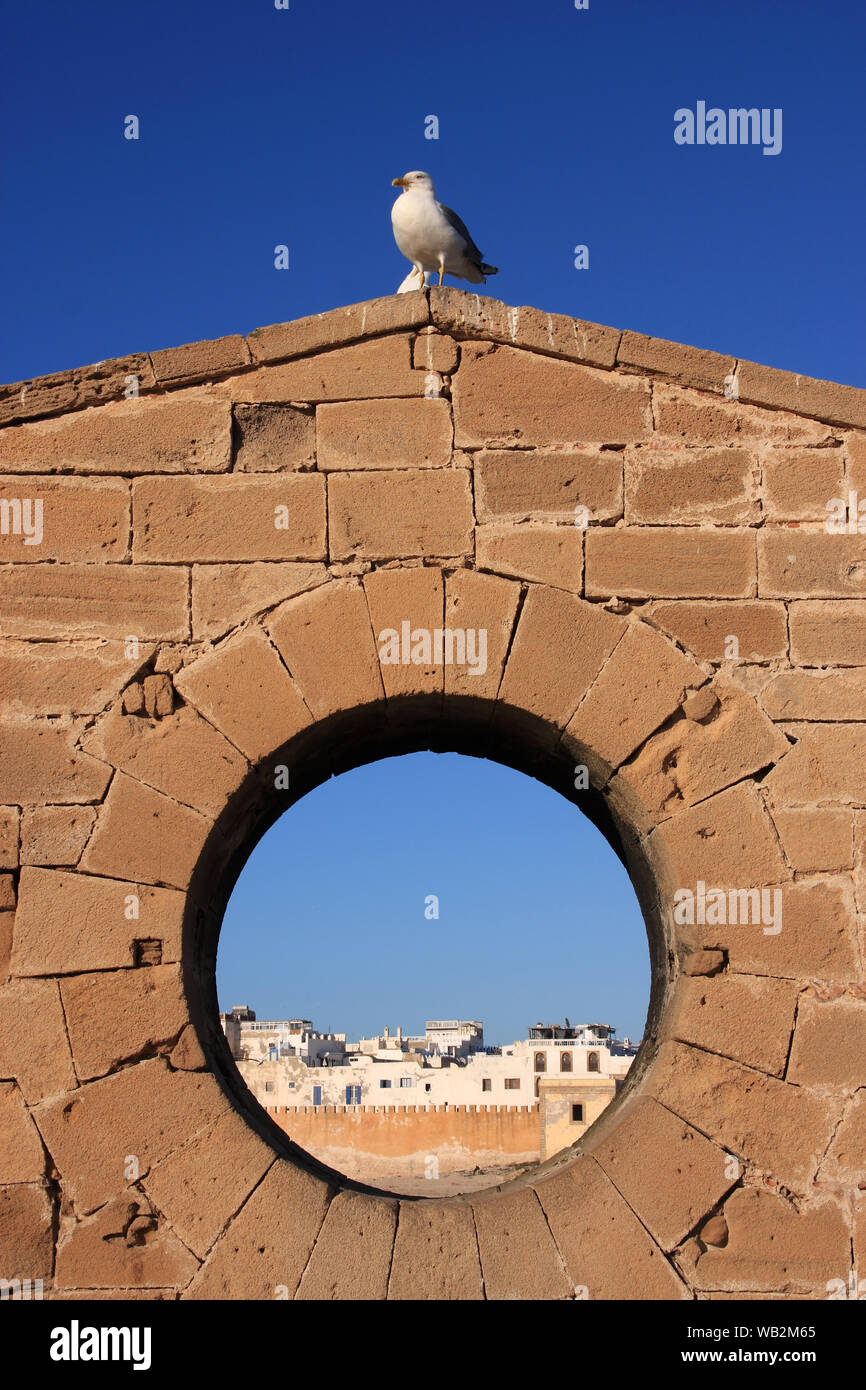 Marocco Essaouira. UNESCO World Heritage Site - La famosa finestra rotonda con una vista della medina dal porto Scala nel porto storico. Foto Stock