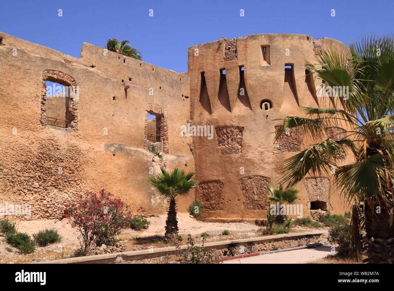 Il Marocco, El Jadida, Azammour. Le merlature e terracotta di mura difensive di stile Portoghese fortezza storica rovina. UNESCO - Sito Patrimonio dell'umanità. Foto Stock
