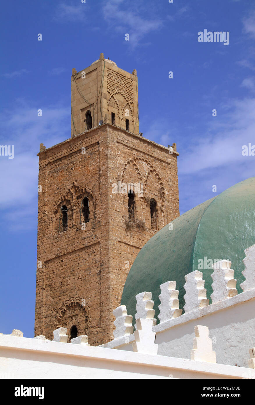 Il Marocco, El Jadida. Bella antica moschea. Pietra di intricati Arabesque minareto contrasta con la moschea e pareti dipinte di bianco. UNESCO - Sito Patrimonio dell'umanità. Foto Stock