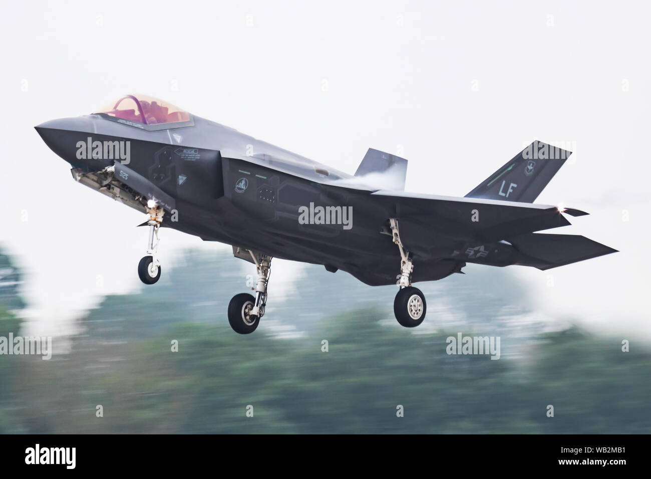 FAIRFORD / Regno Unito - Luglio 12, 2018: United States Air Force USAF Lockheed F-35un fulmine 15-5125 fighter jet arrivo e lo sbarco per RIAT Roya Foto Stock