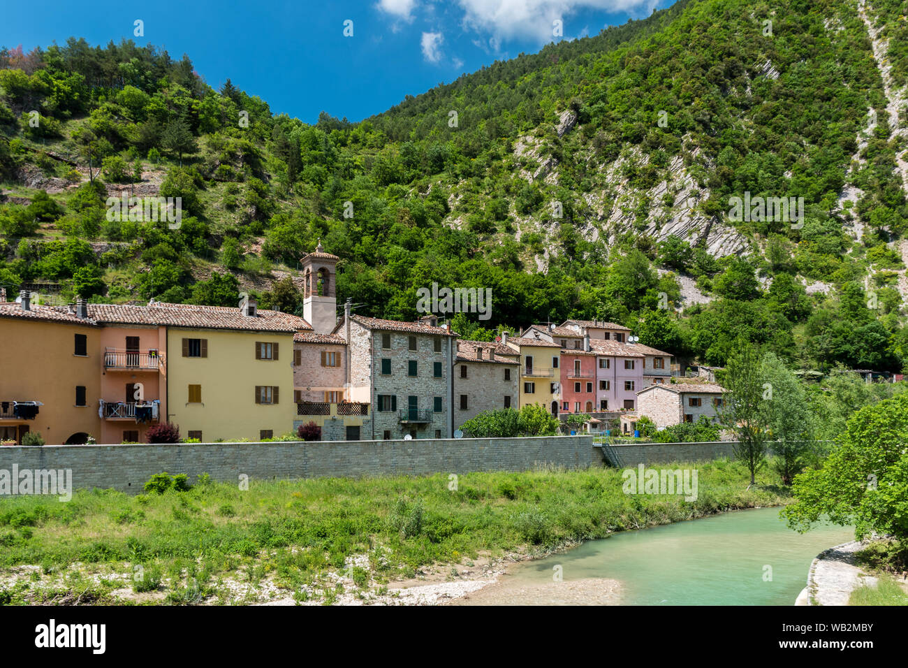 Case colorate nella piccola cittadina di Piobbico, nella provincia di Pesaro-Urbino Foto Stock