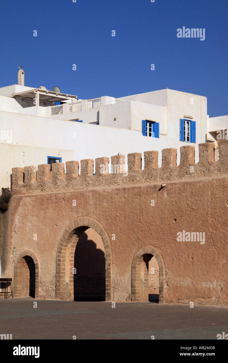 Il Marocco quartiere di Marrakech, Essaouira UNESCO World Heritage Site - cinta muraria ed edifici imbiancati nel centro storico della medina. Foto Stock