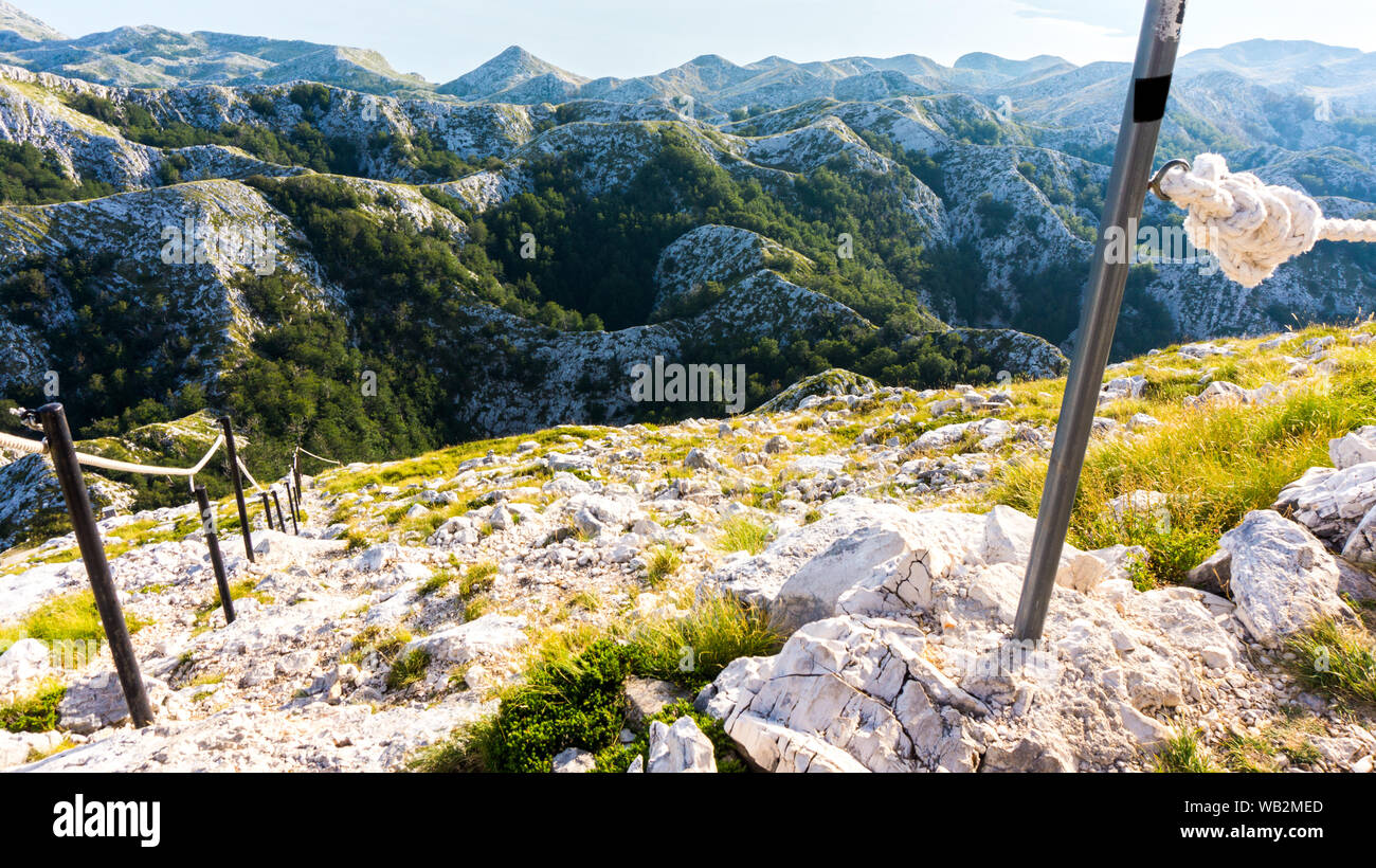 Via sassosa con fune recinzione in montagna Biokovo, Riviera di Makarska, Croazia Foto Stock