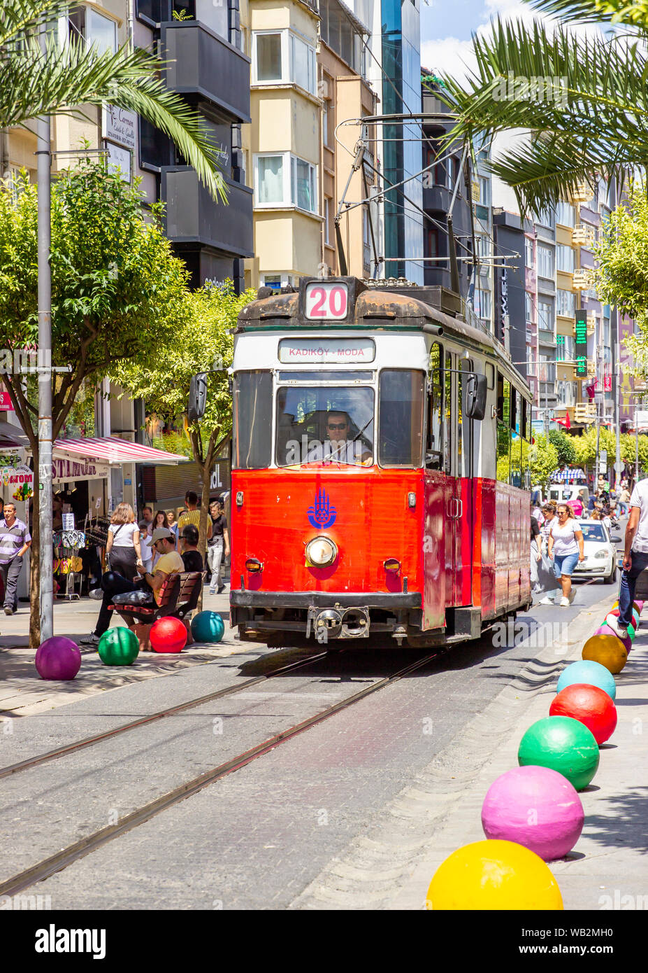 Istanbul, Turchia - 05 agosto 2019: Kadikoy - distretto di moda. Il vecchio tram nostalgico passando attraverso le strade del Lato Asiatico di Istanbul. Vintage tram rosso Foto Stock