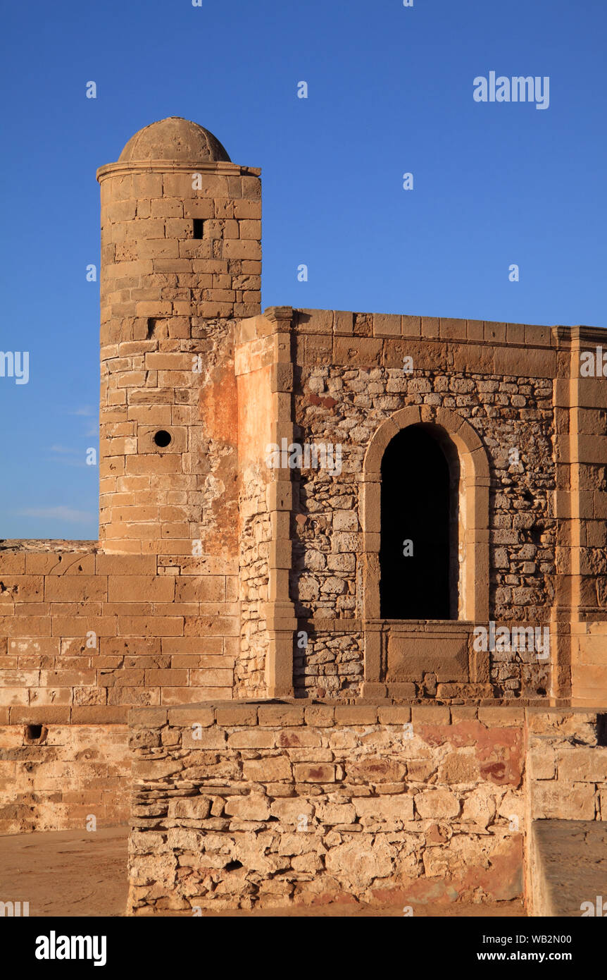 Marocco Essaouira. Fortificazione sulla parete del mare che protegge l'antica medina e al centro storico di Porto. Foto Stock