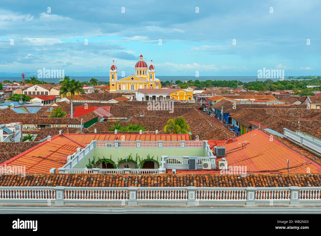 Paesaggio urbano della città di Granada con la sua colorata GIALLO, cattedrale di stile coloniale spagnolo, architettura e il lago Nicaragua in background, Nicaragua. Foto Stock