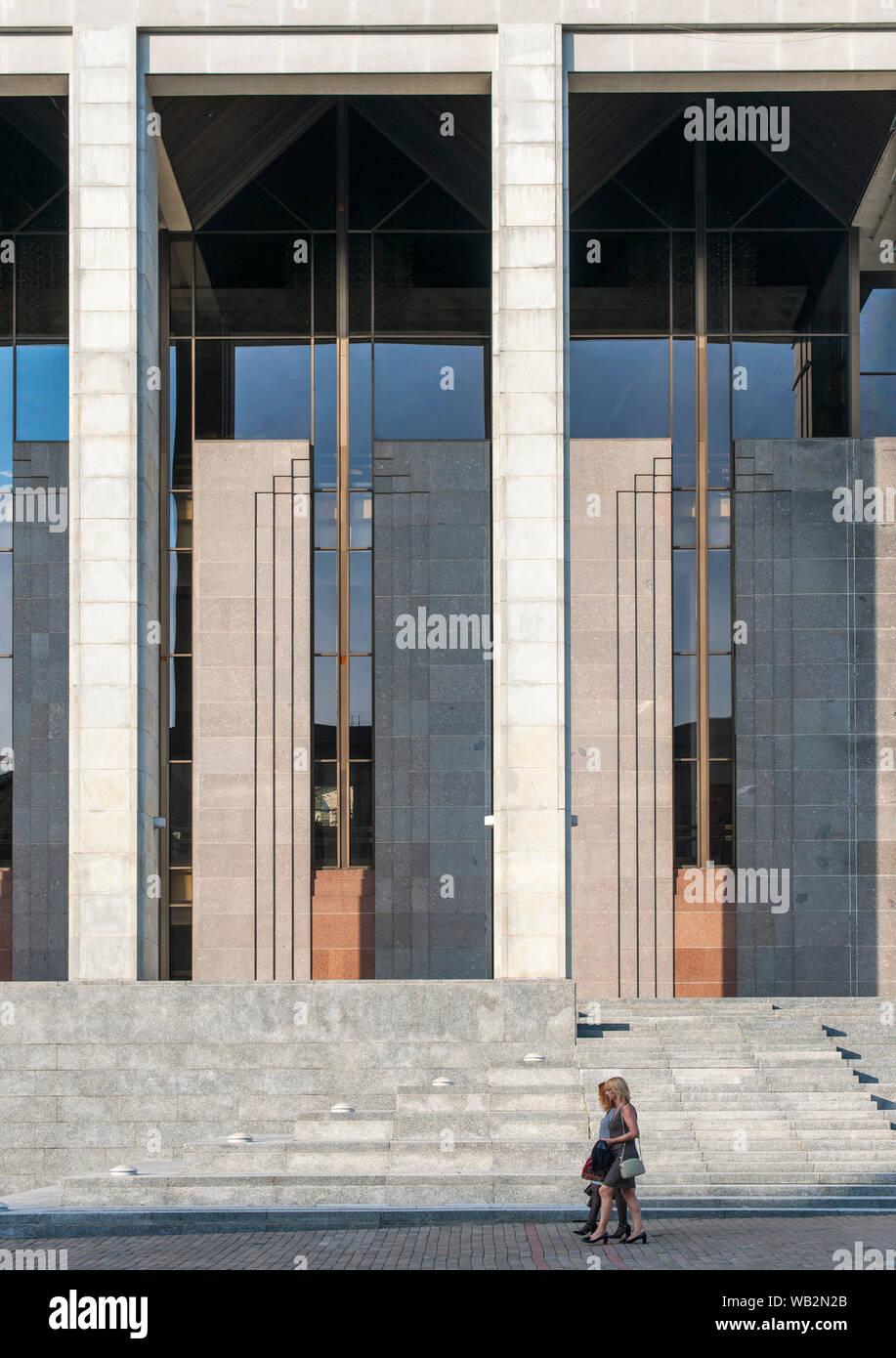 I pedoni a camminare lungo il Palazzo della Repubblica a Minsk, in Bielorussia. Foto Stock