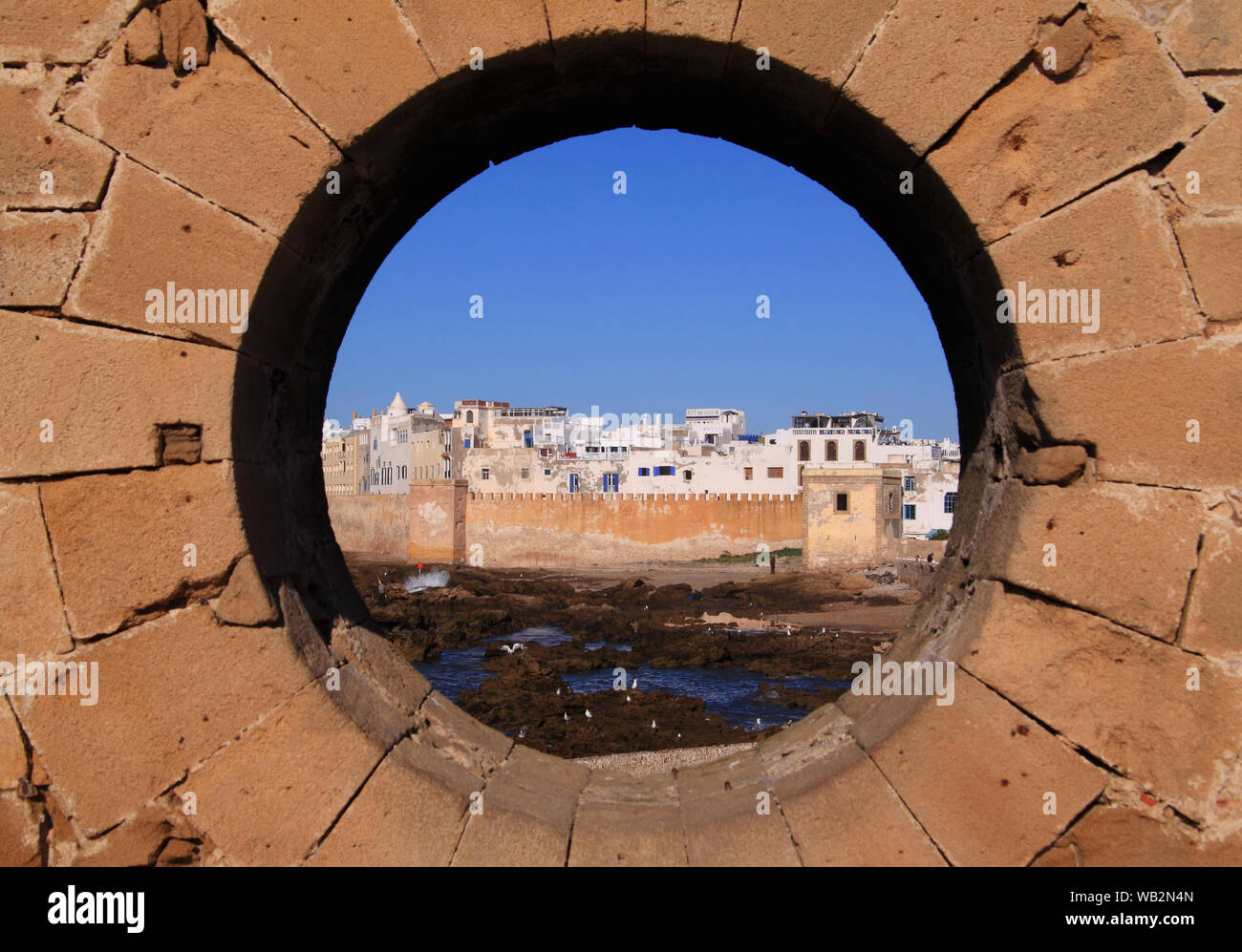 Marocco Essaouira. UNESCO World Heritage Site - La famosa finestra rotonda con una vista della medina dal porto Scala nel porto storico. Foto Stock