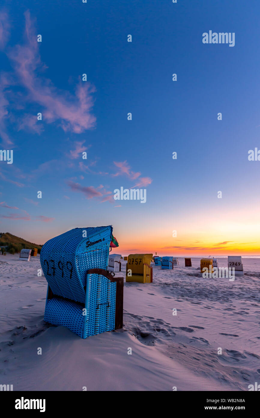 Sedie da spiaggia dopo il tramonto sulla spiaggia il Juist, Est Isole Frisone, Germania. Foto Stock