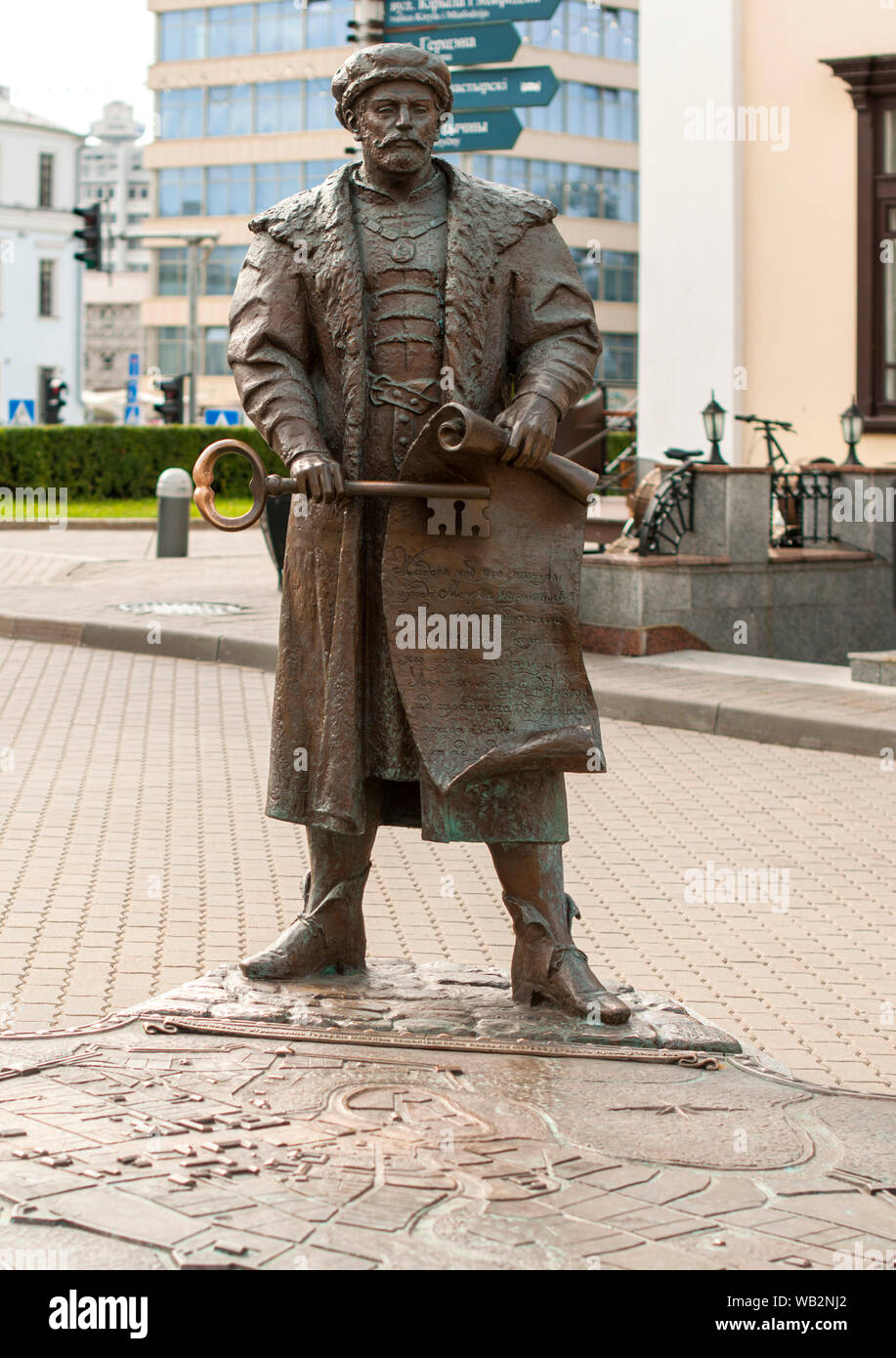 Statua in bronzo apparentemente del sindaco di Minsk tenendo premuto il tasto per la città e il royal charter e che simboleggia l'accettazione dello status di Foto Stock