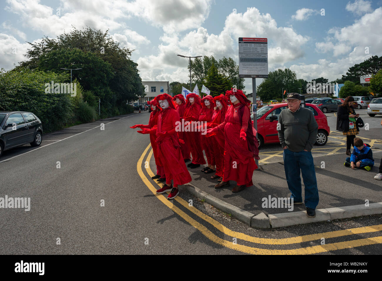 Royal Cornwall Hospital di Truro Cornwall. Prestazioni troupe di protesta i ribelli rossa attendere per Boris Johnson al di fuori dell'ospedale dopo una visita a sorpresa Foto Stock