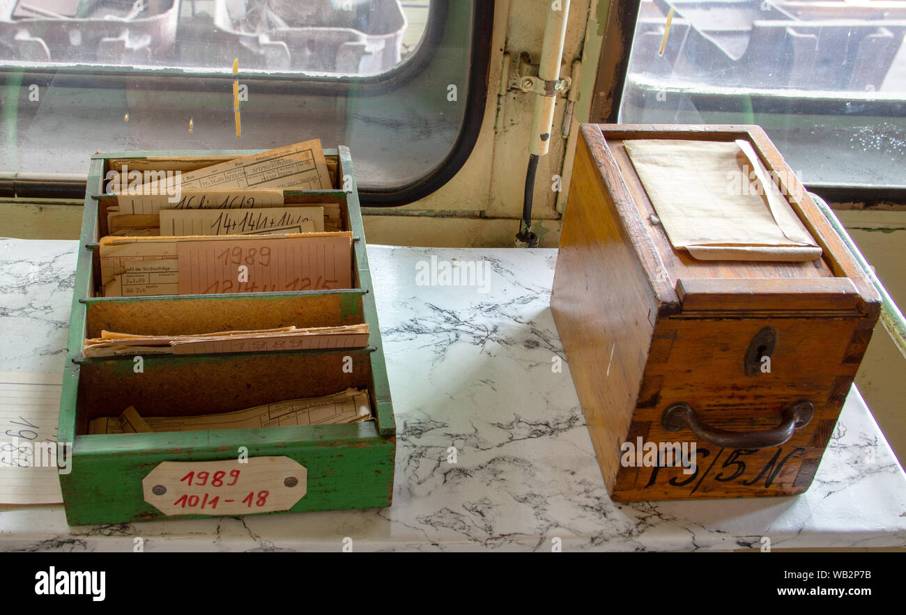 File di due scatole di legno in un 80 anni office Foto Stock