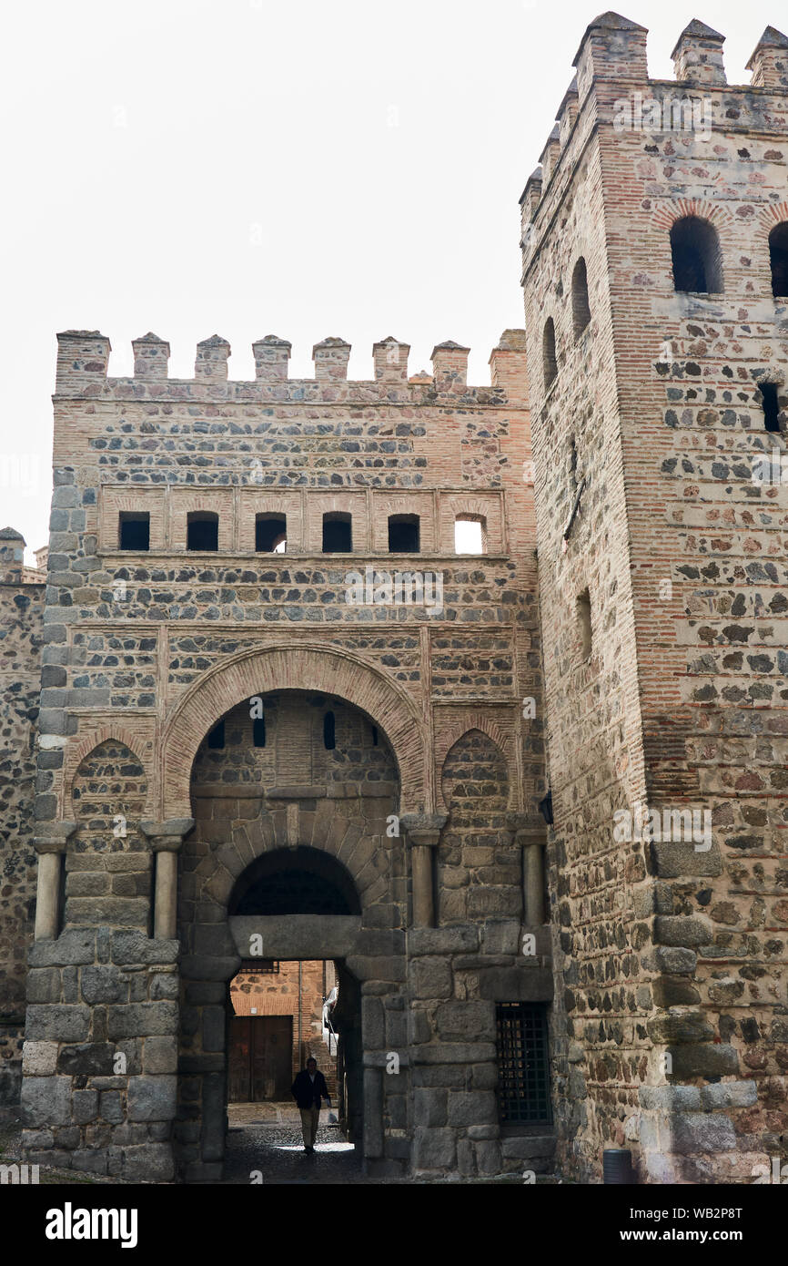 TOLEDO, Spagna - 24 Aprile 2018: Il vecchio Puerta de Bisagra, noto anche come la Porta di Alfonso VI, in Toledo. Foto Stock