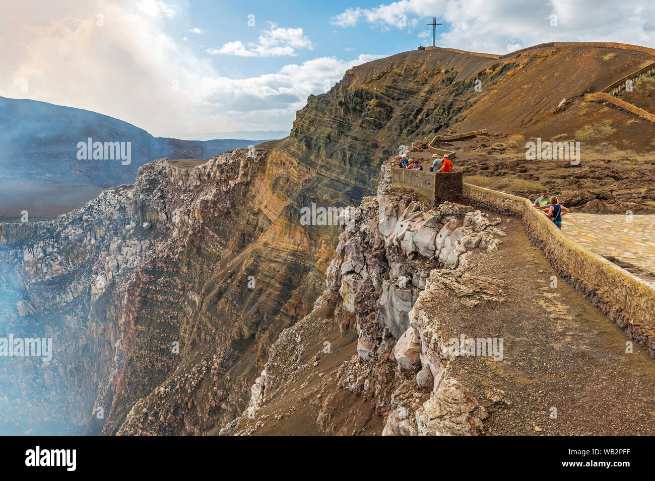 Un gruppo di turisti che visitano il vulcano attivo di Masaya e scattare fotografie mentre le emissioni di gas salgono al di sopra del paesaggio. Foto Stock