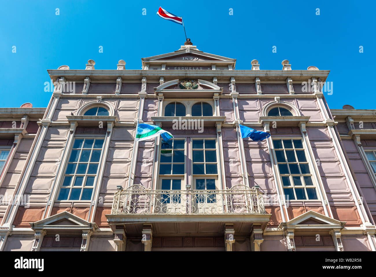 Facciata in stile neoclassico della scuola metallica, completamente realizzata in lamiera d'acciaio di ferro che proviene dal Belgio a San Jose, Costa Rica. Foto Stock
