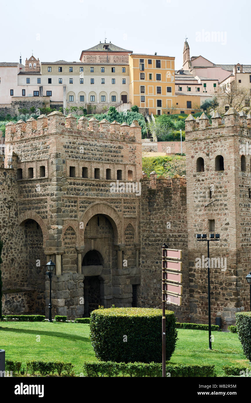 TOLEDO, Spagna - 24 Aprile 2018: Vista del vecchio Puerta de Bisagra, noto anche come porta di Alfonso VI, in Toledo. Foto Stock