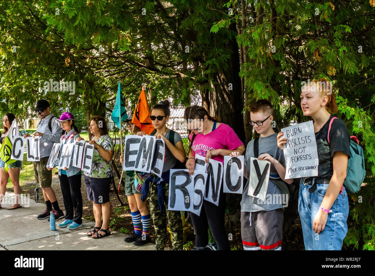 OTTAWA, Ontario, Canada - 23 agosto 2019: gli attivisti al di fuori dell'Ambasciata del Brasile in attesa di Ottawa cartelli compitazione 'emergenza climatica". Foto Stock