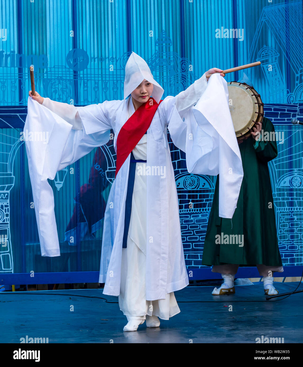 Edimburgo, Scozia, Regno Unito, 23 agosto 2019. Edinburgh Festival Fringe: tradizionale colorato Danza Coreana e drumming essendo eseguita su uno del temporaneo vergine denaro venue fasi sulla Royal Mile Foto Stock