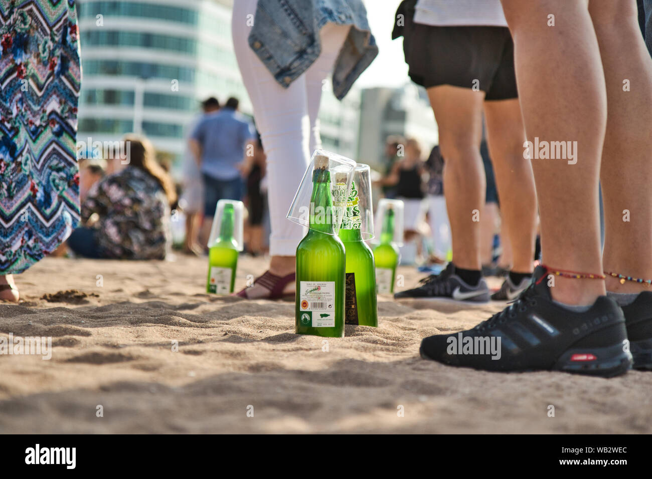 Gijón, Spagna; Agosto 23, 2019: Tradizionale sidro naturale Fest di Gijón, Asturie, dove 9271 persone battuto il record precedente di persone "escanciando' Foto Stock Gijón, Spagna; Agosto 23, 2019: Tradizionale sidro naturale Fest di Gijón, Asturie, dove 9271 persone battuto il record precedente di persone "escanciando' Foto Stock