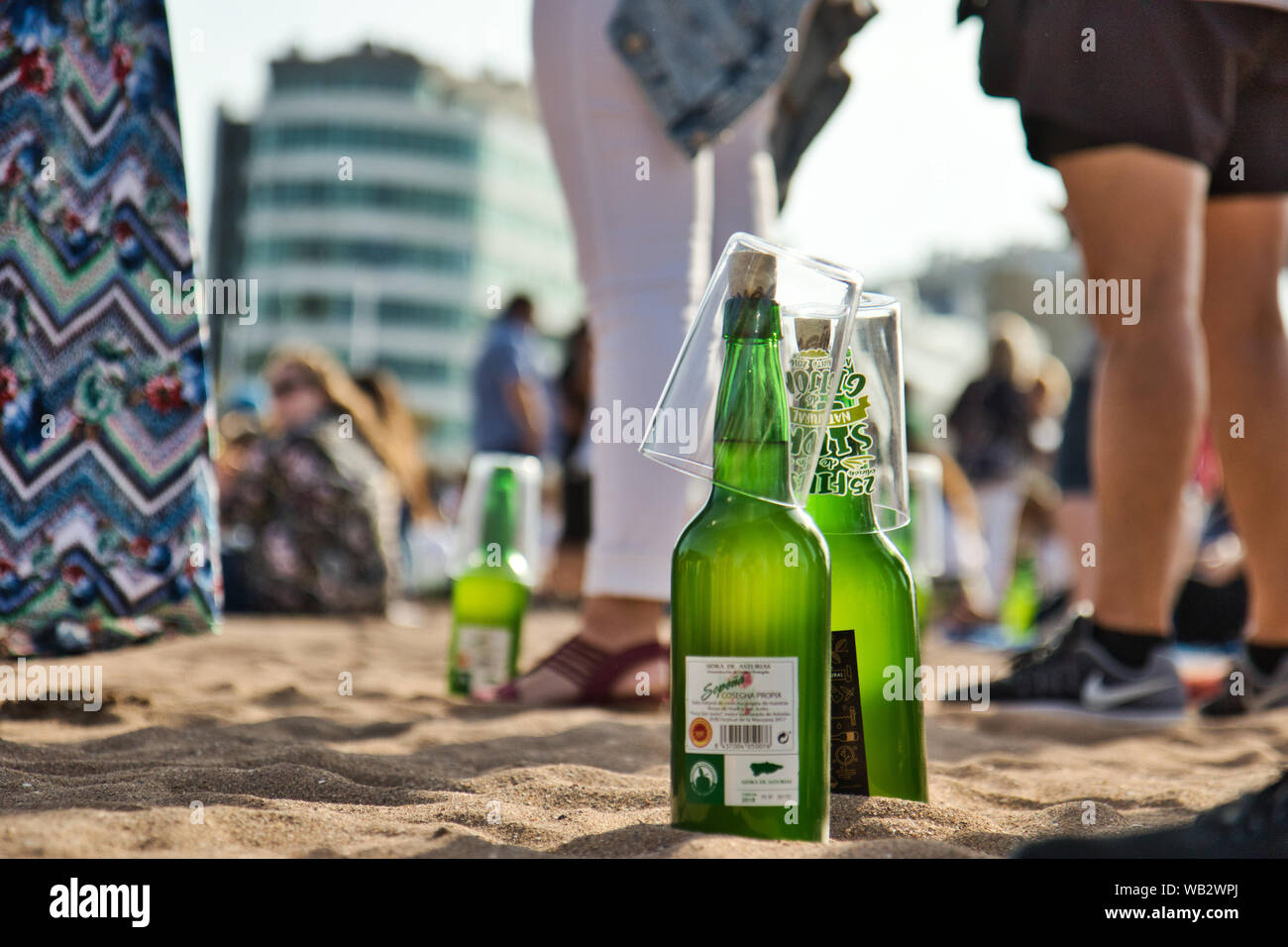 Gijón, Spagna; Agosto 23, 2019: Tradizionale sidro naturale Fest di Gijón, Asturie, dove 9271 persone battuto il record precedente di persone "escanciando' Foto Stock Gijón, Spagna; Agosto 23, 2019: Tradizionale sidro naturale Fest di Gijón, Asturie, dove 9271 persone battuto il record precedente di persone "escanciando' Foto Stock
