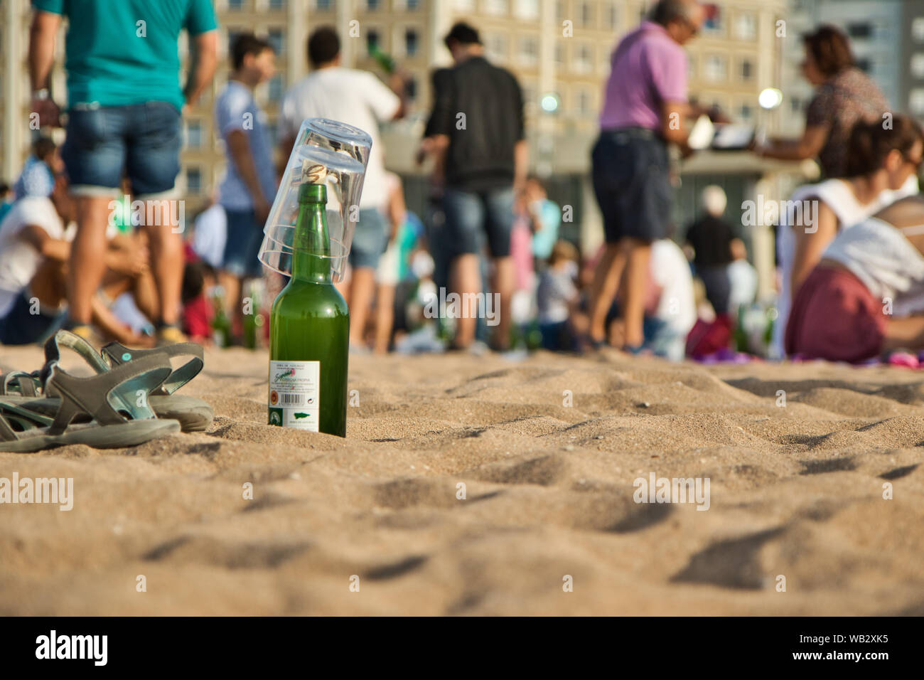 Gijón, Spagna; Agosto 23, 2019: Tradizionale sidro naturale Fest di Gijón, Asturie, dove 9271 persone battuto il record precedente di persone "escanciando' Foto Stock Gijón, Spagna; Agosto 23, 2019: Tradizionale sidro naturale Fest di Gijón, Asturie, dove 9271 persone battuto il record precedente di persone "escanciando' Foto Stock