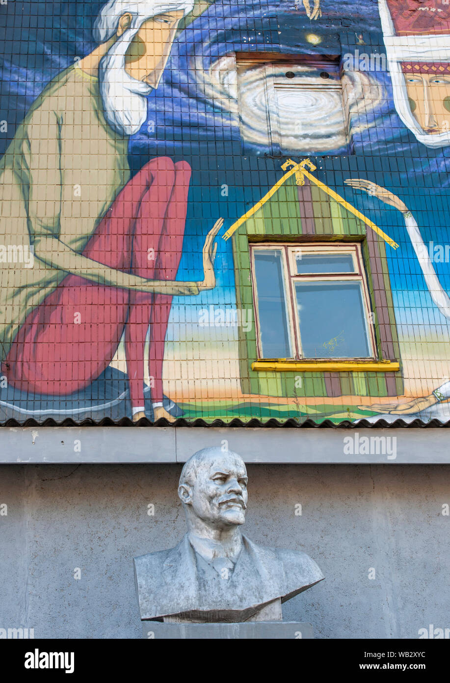 Un busto di Lenin contro uno sfondo di graffiti street art su un edificio sulla strada Oktyabrskaya a Minsk, in Bielorussia. Foto Stock