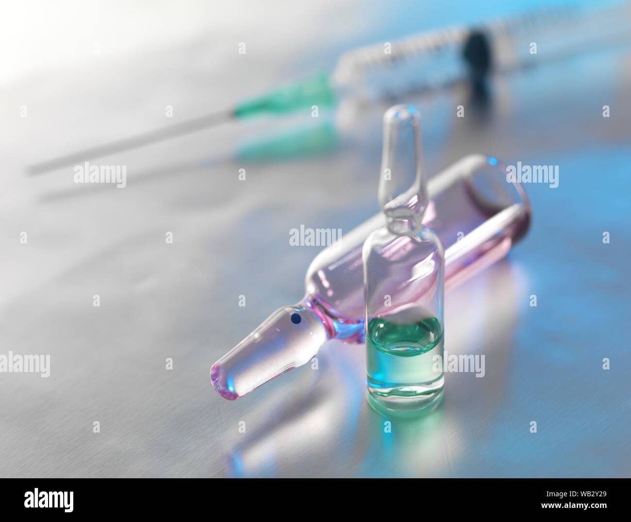 Fiale di farmaco e la siringa in attesa di iniezione. Foto Stock