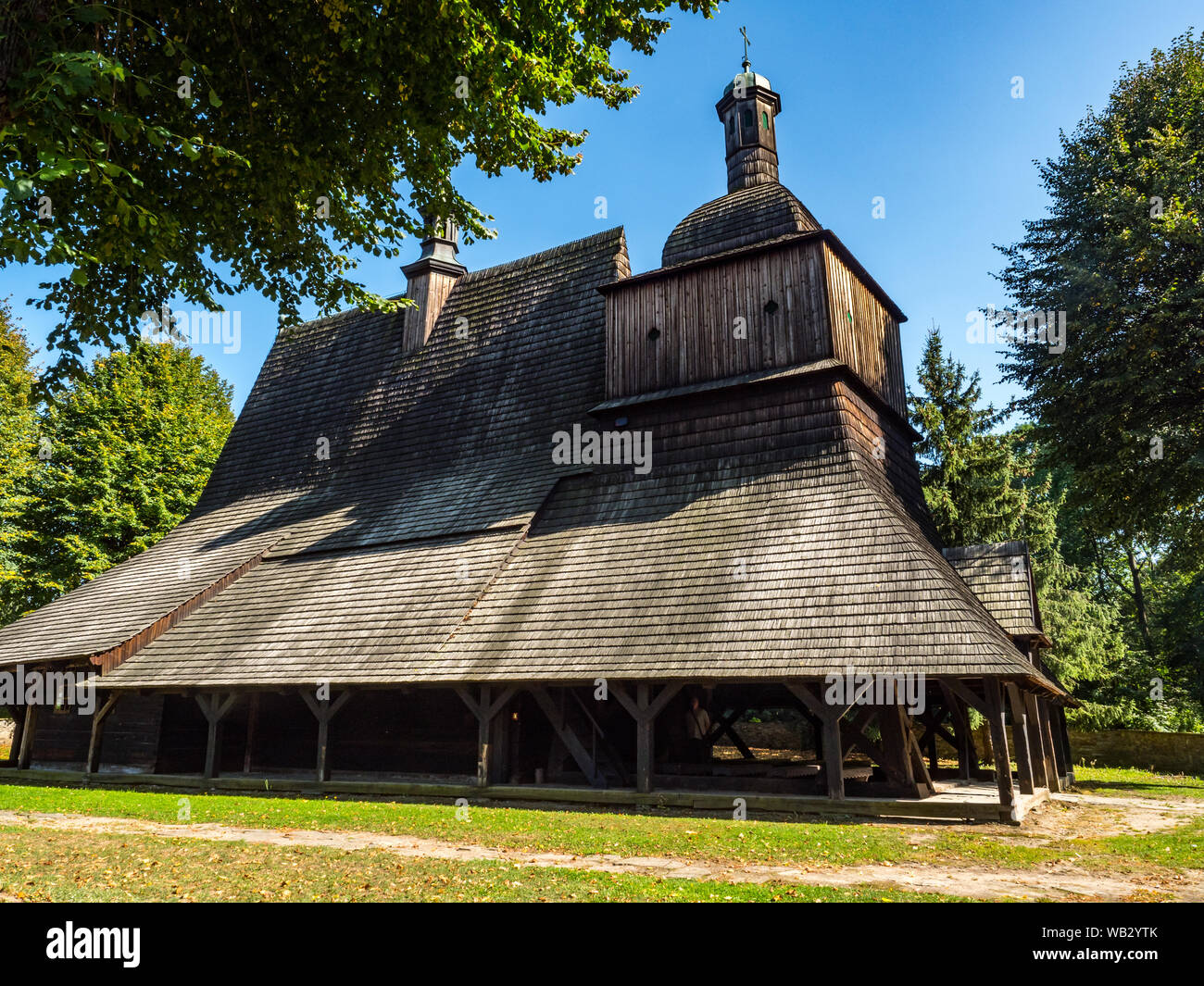 Sękowa, Polonia - 22 AGO 2018: Santi Filippo e Giacomo Chiesa, Sękowa. Parte dell'UNESCO chiese di legno del sud della Piccola Polonia. Bassa Beskids. Foto Stock