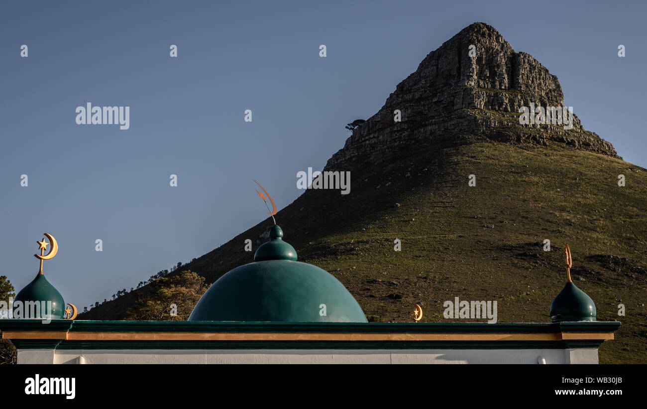 Il Kramat su Cape Town Signal Hill onori Shaykh Mohamad Hassen Ghaibie Shah, con la testa di leone di montagna come il suo sfondo Foto Stock