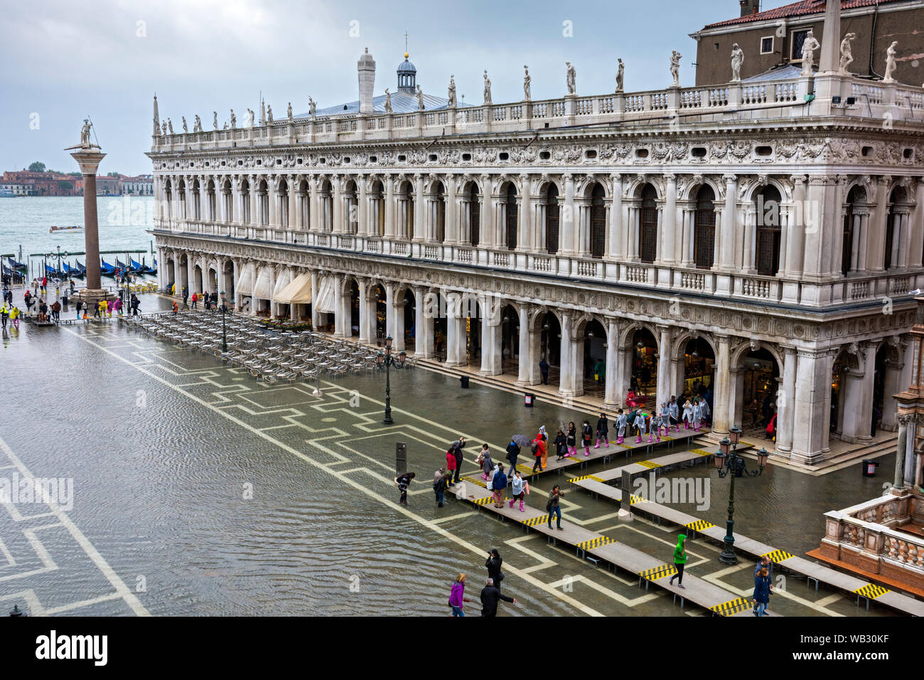 La Biblioteca edificio sulla Piazzetta San Marco durante un'acqua alta (l'acqua alta) evento, dalla Basilica di San Marco, Venezia, Italia Foto Stock