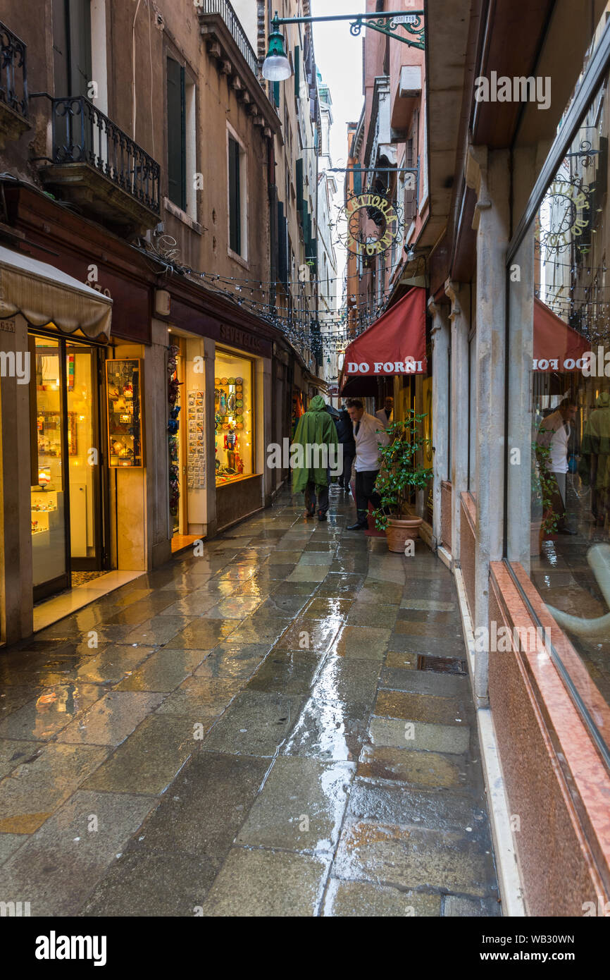 La Calle Spechieri in un giorno di pioggia, Venezia, Italia Foto Stock