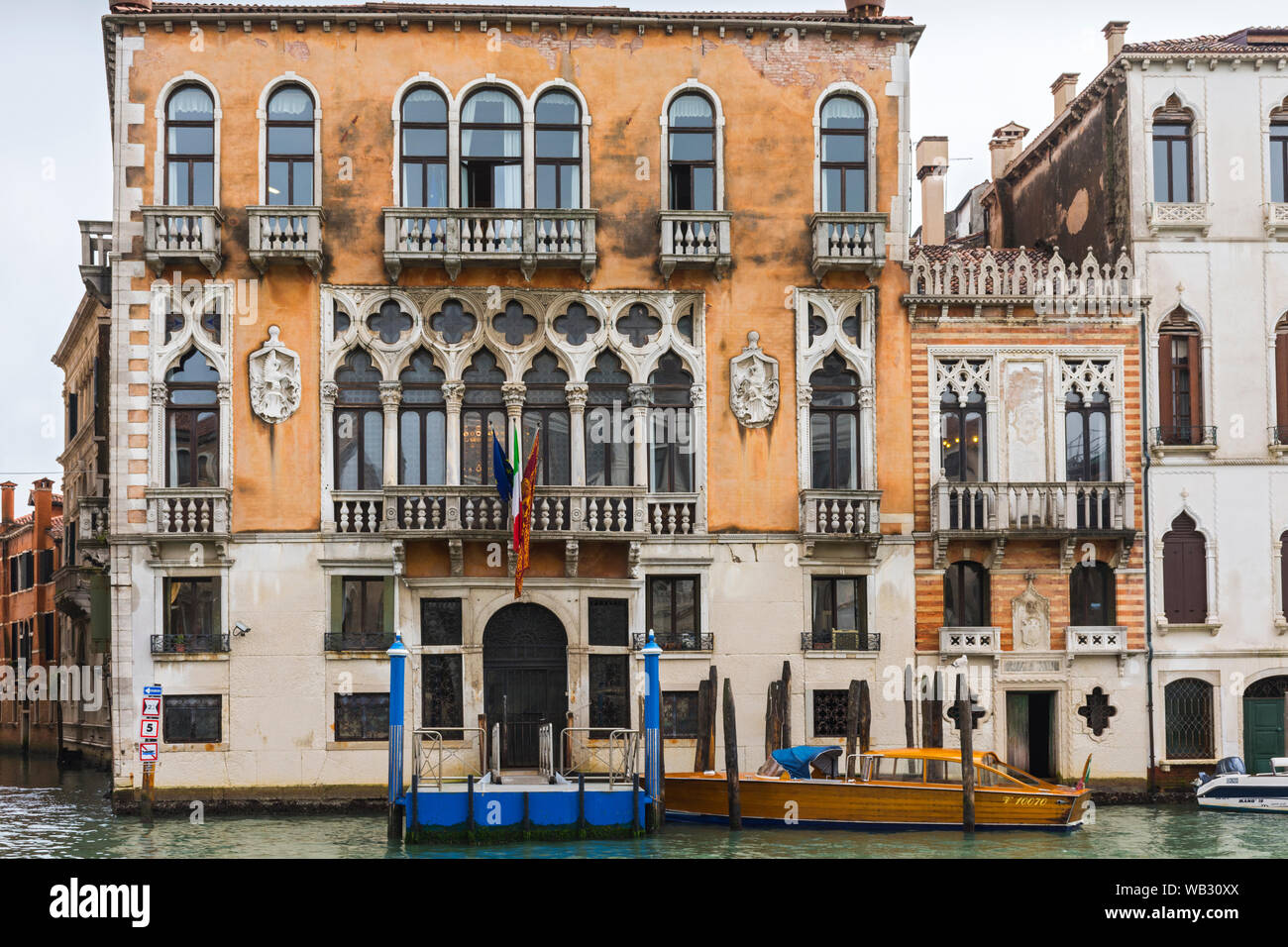 L'angolo di Palazzo Contarini dei cavalli dal Canal Grande (Canal Grande), Venezia, Italia. A destra si trova il piccolo Palazzetto Tron (Memmo). Foto Stock