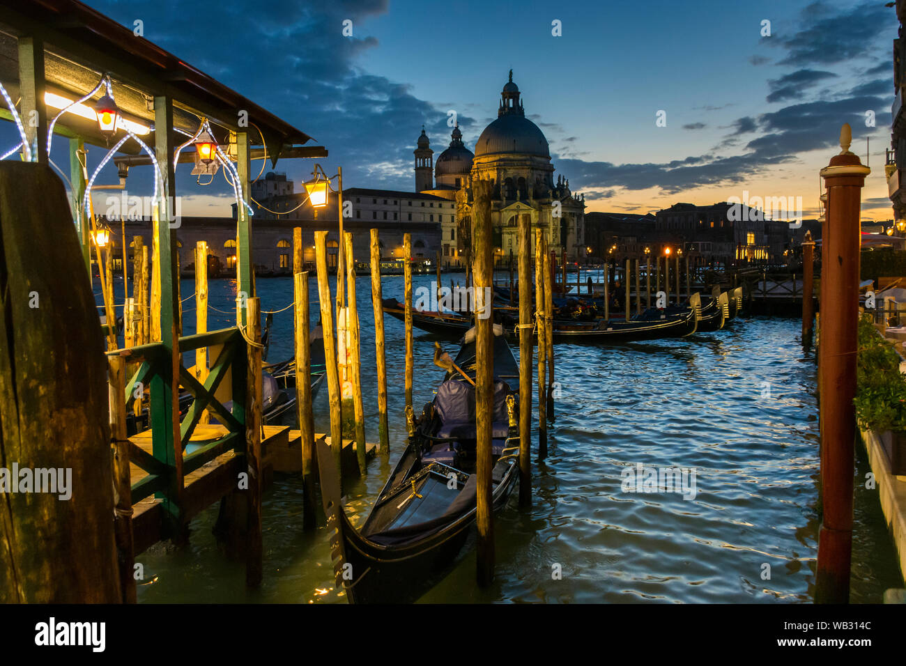 La Basilica di Santa Maria della Salute oltre il Canal Grande al tramonto. Dalla stazione della funivia a Calle Vallaresso, Venezia, Italia Foto Stock