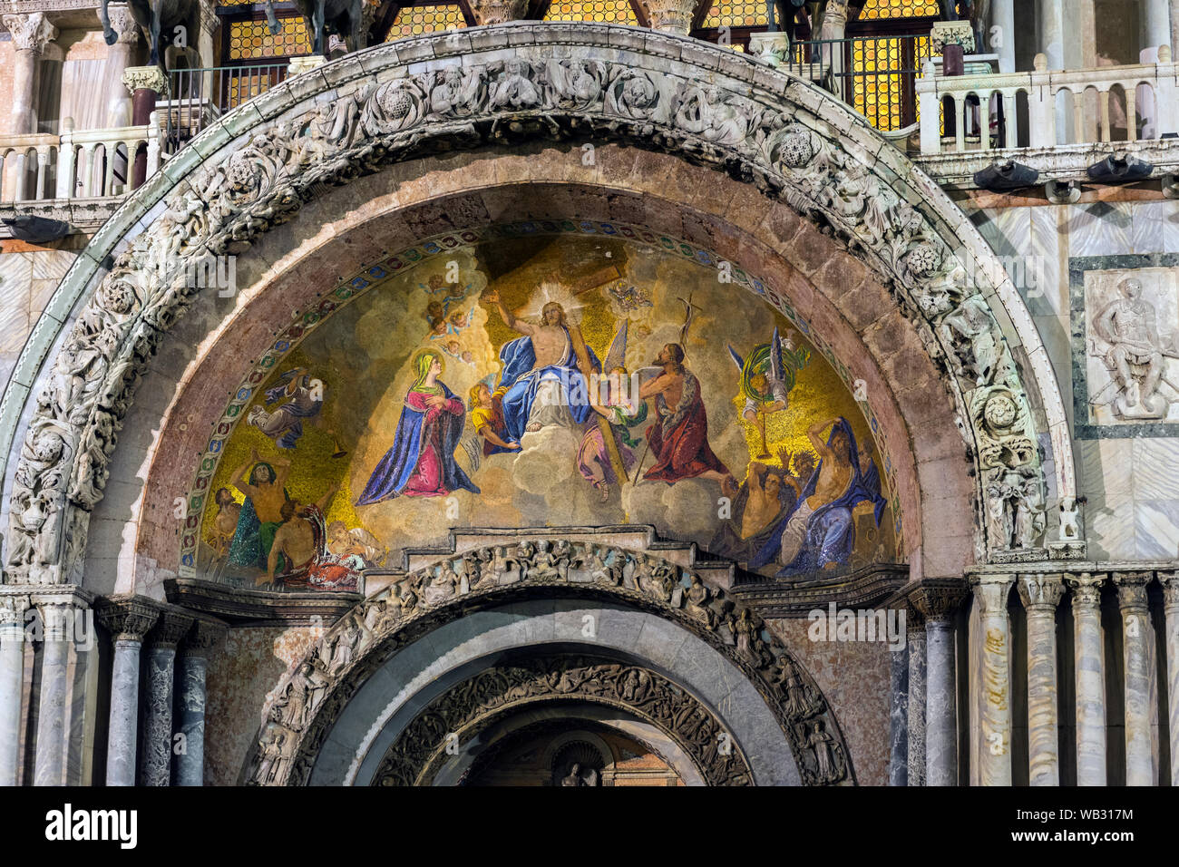 Mosaici sulla facciata ovest della Basilica di San Marco la Basilica di San Marco) a notte. Piazza San Marco, Venezia, Italia Foto Stock