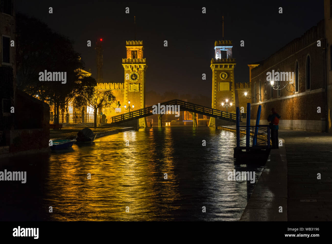 Le Torri dell' Arsenale (torri dell'Arsenale) e il Rio dell' Arsenale canal da fondamenta Arsenale di notte, Venezia, Italia Foto Stock