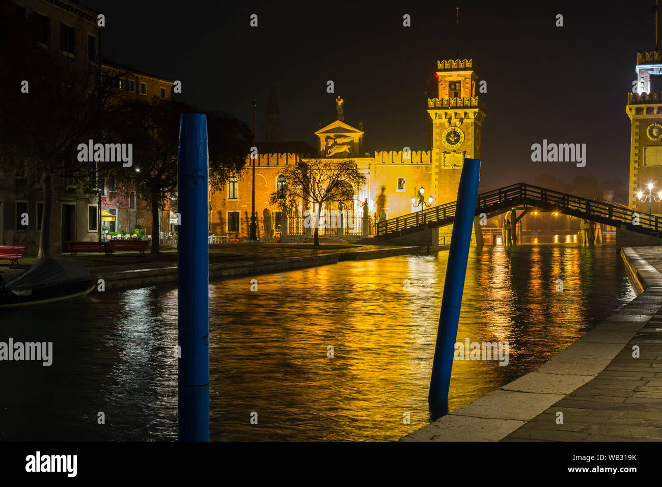 Le Torri dell' Arsenale (torri dell'Arsenale) e il Rio dell' Arsenale canal da fondamenta Arsenale di notte, Venezia, Italia Foto Stock