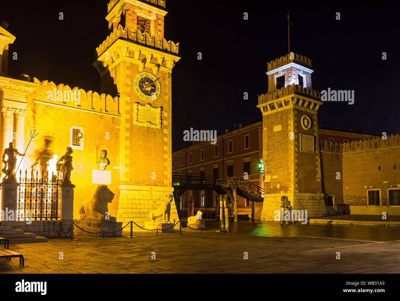 Le Torri dell' Arsenale (torri dell'Arsenale) e il Rio dell' Arsenale canal dal Campo de L'Arsenale di notte, Venezia, Italia Foto Stock