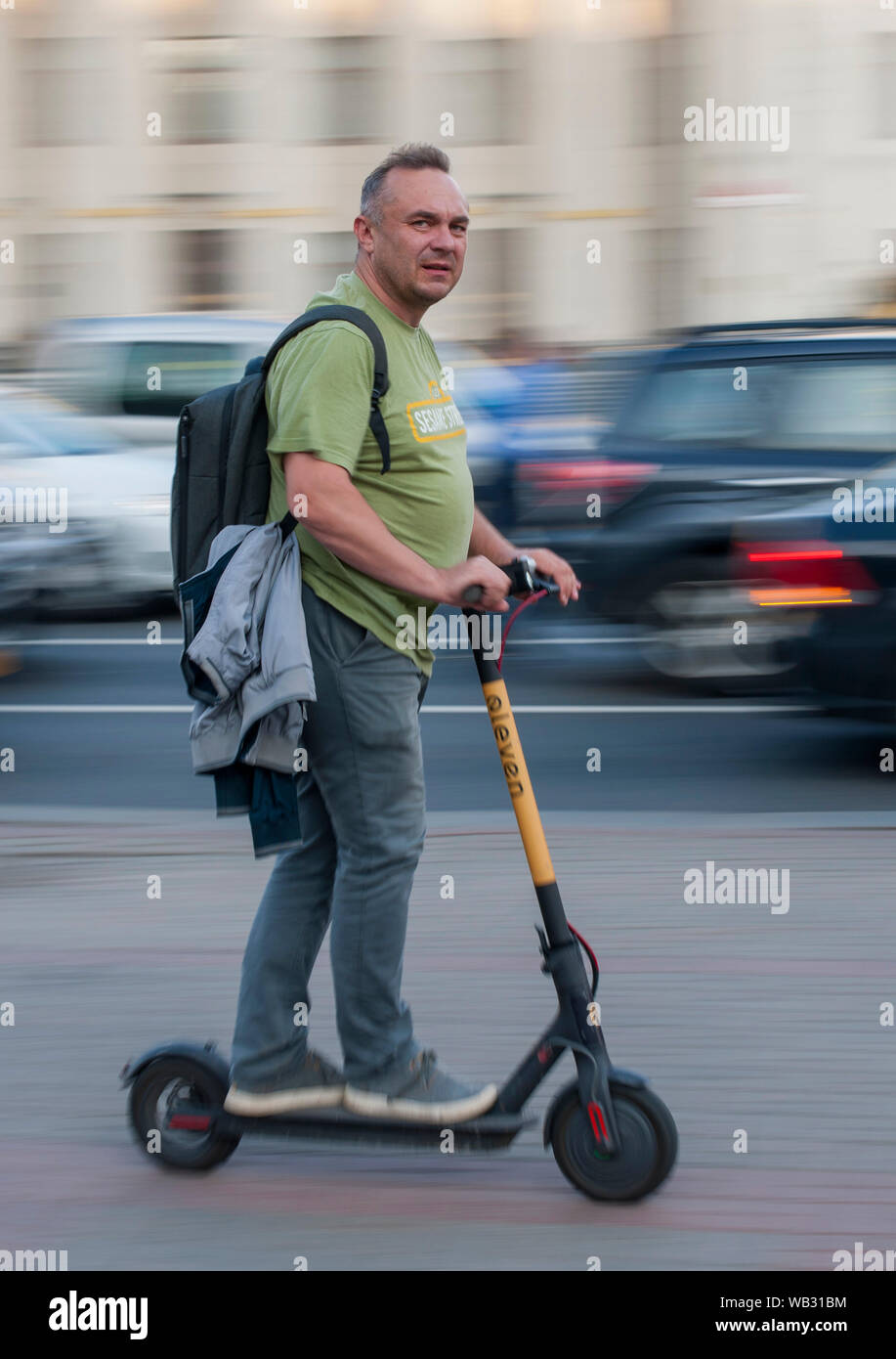 Un uomo su uno scooter elettrici a Minsk, in Bielorussia. Foto Stock