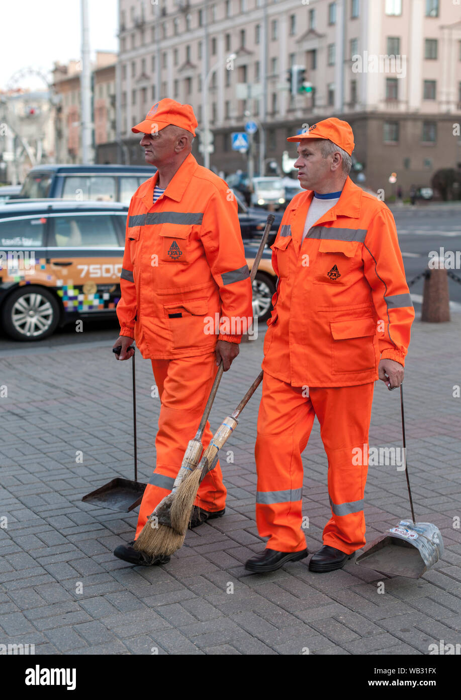 Due pulitori di strada a Minsk, in Bielorussia. Foto Stock