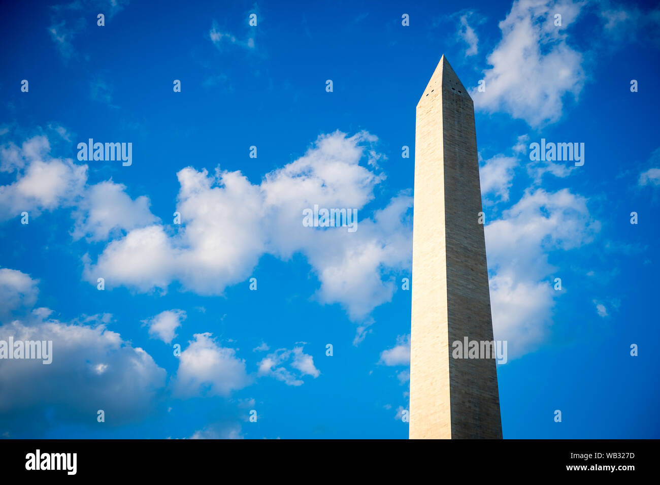 Scenic blue sky close-up del Monumento di Washington con un luminoso le nubi di estate a Washington DC, Stati Uniti d'America Foto Stock